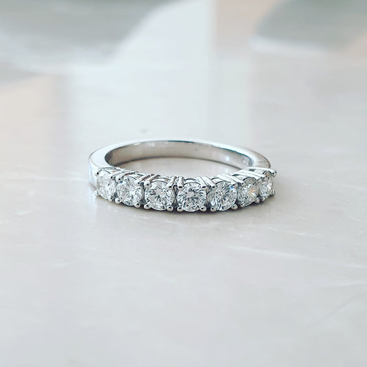 Diamnond wedding band