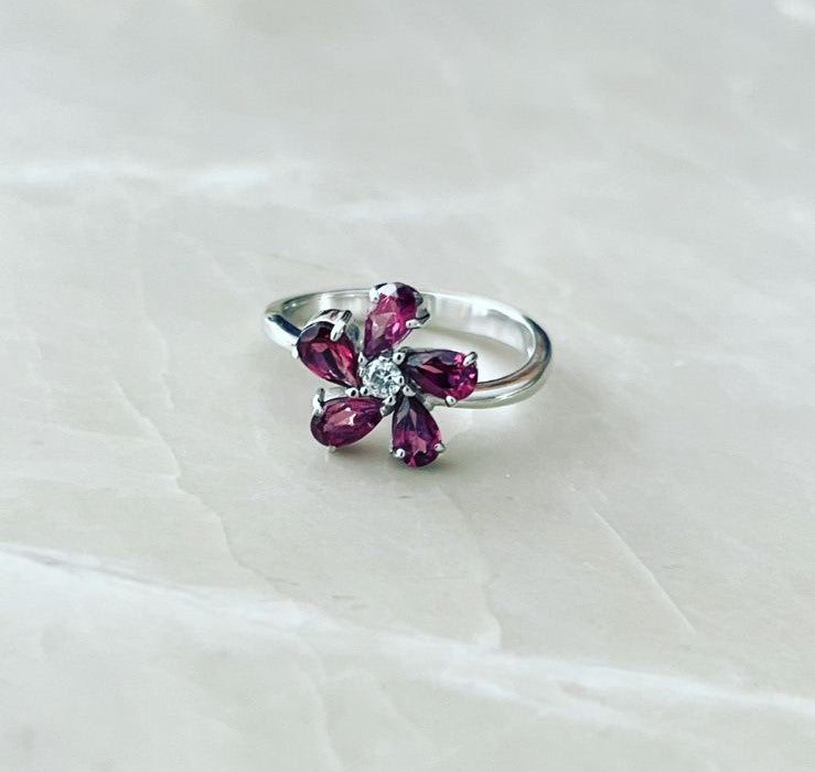 Garnet set on white gold